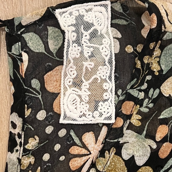 Sadie & Sage Daydreams Floral Blouse Size M - Picture 10 of 10